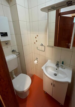 Douche, sèche-cheveux, bidet, serviettes fournies