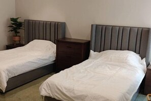Cribs/infant beds