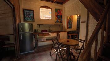 Ofen, Herdplatte, Wasserkocher mit Kaffee-/Teezubehör, Wasserkocher