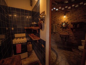 Toalhas de banho, sabonete, papel higiênico 