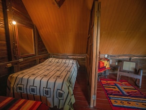 2 bedrooms, desk, WiFi, bed sheets