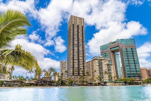 Waikiki 22nd Floor Studio Ocean & Mountain Views