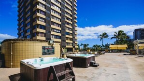 Ein Hotel mit mehreren Whirlpools und einem Poolbereich.