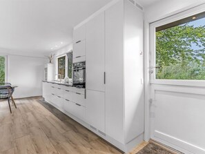 Fridge, microwave, dishwasher, cookware/dishes/utensils