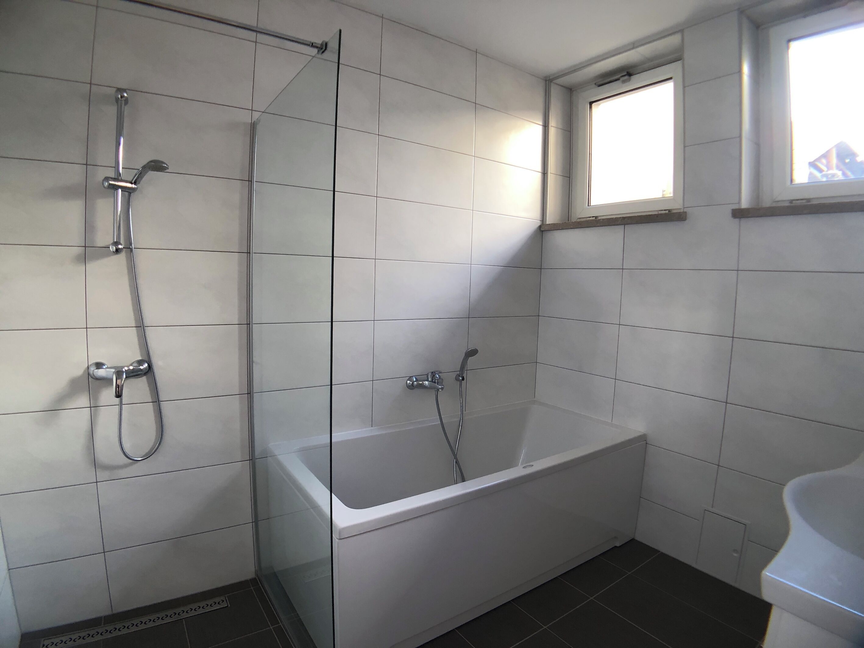 مجففات شعر، مناشف، صابون، ورق حمّام