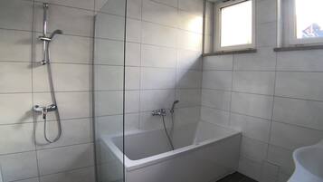 Haartrockner, Handtücher, Seife, Toilettenpapier