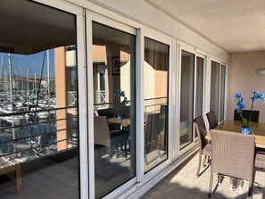 Outdoor dining - Cap Hermès residence for 4 people, superb sea view, 2-bedroom, air-conditioned, swimming pool, direct beach access, private parking, large balcony (Fréjus)