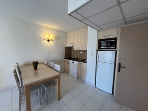 Dining - Cap Hermès residence for 4 people, superb sea view, 2-bedroom, air-conditioned, swimming pool, direct beach access, private parking, large balcony (Fréjus)