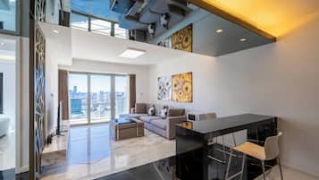 Superior Apartment, 2 Bedrooms, Kitchen, City View | Living room | Smart TV