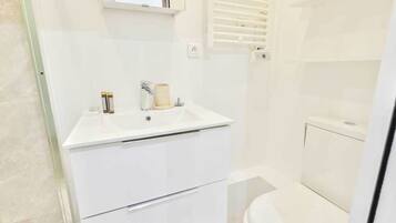 Shower, hair dryer, towels