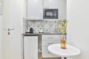 Fridge, microwave, stovetop, coffee/tea maker