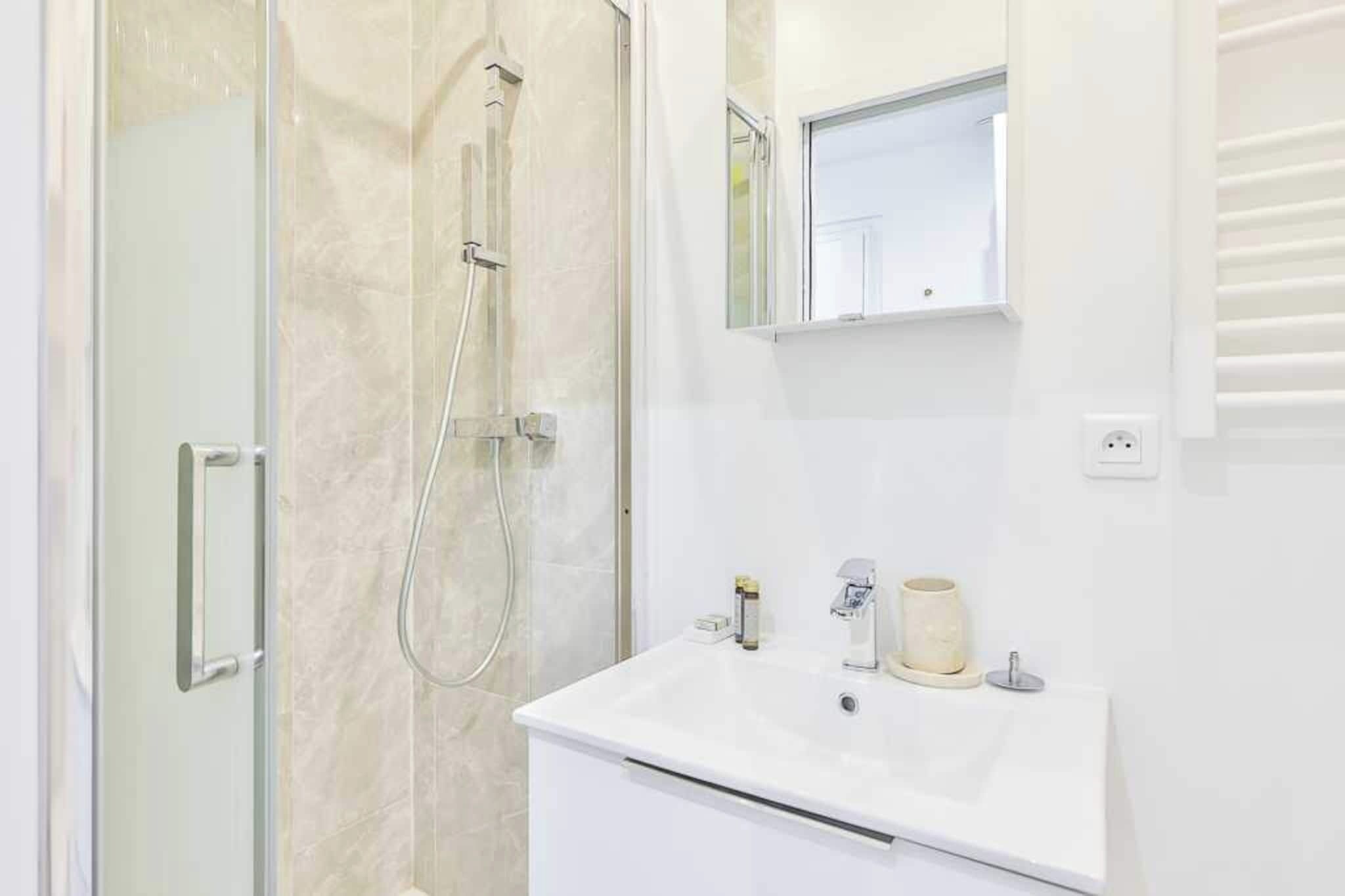 Een douche, een haardroger, handdoeken
