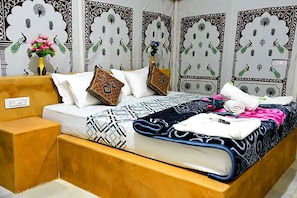 Deluxe Double Room, Balcony, Desert View | Desk, laptop workspace