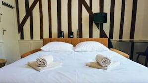 A neatly made bed with white linens and two rolled towels on the bed. - Charming studio, train station nearby (Tours)