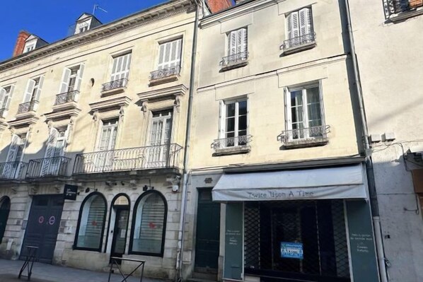 A building with multiple stories, featuring arched windows and balconies. - Charming studio, train station nearby (Tours)