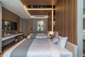 Une chambre d’hôtel moderne avec un grand lit, des tables de chevet, une télévision et une salle de bain.