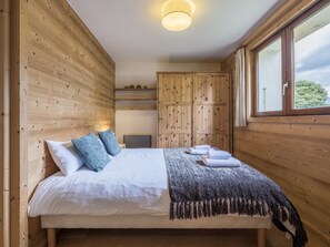 4 bedrooms, desk, iron/ironing board, travel cot