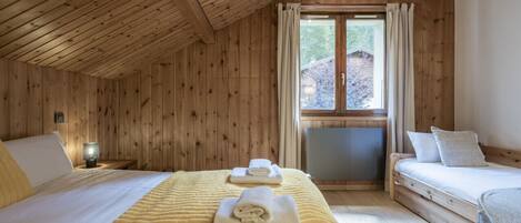 4 bedrooms, desk, iron/ironing board, travel cot