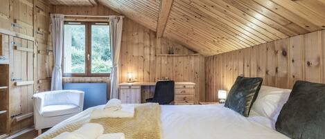 4 slaapkamers, een bureau, een strijkplank/strijkijzer, reisbedje