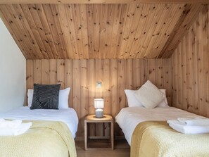 4 sovrum, skrivbord, strykjärn/strykbräda och resesäng