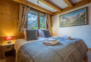 5 bedrooms, desk, iron/ironing board, travel cot