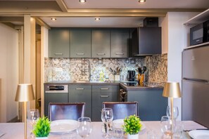 Kühlschrank, Mikrowelle, Ofen, Geschirrspüler