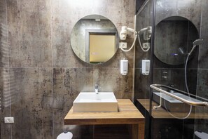 Douche, sĂšche-cheveux, serviettes fournies, savon