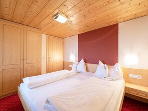 Zimmersafe, Schreibtisch, WLAN, Bettwäsche