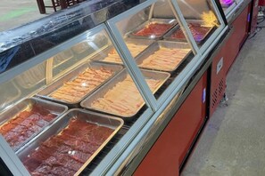 Eine Kühlvitrine mit verschiedenen Speisen.