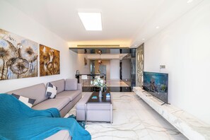 Apartament superior, 2 dormitoris, cuina, vistes a la ciutat | Sala d'estar | Televisor intel·ligent