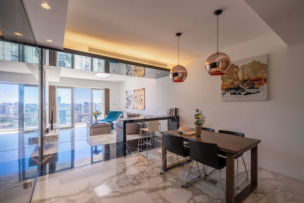 Apartament superior, 2 dormitoris, cuina, vistes a la ciutat | Sala d'estar | Televisor intel·ligent