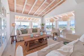 TV, mesa de pingue-pongue