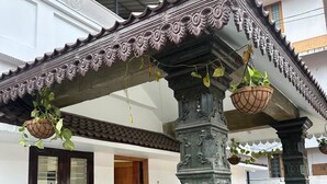 Eine traditionelle Architektur mit aufwendigen Säulen und einem Ziegeldach.
