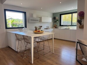 Private kitchen - Superb villa with pool (Castelnau-le-Lez)