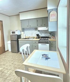 Refrigerador, microondas, parrilla de estufa y cafetera y tetera