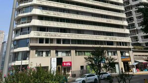 A multi-story hotel with a modern architectural design, featuring balconies on each floor and a prominent entrance with signage. - Chongqing Justom Family Apartment Hotel (Chongqing)
