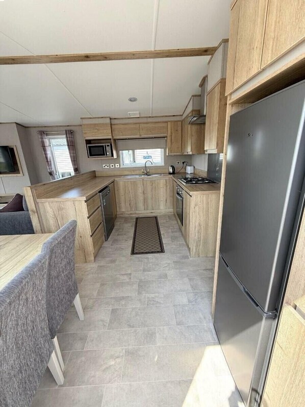 Dishwasher, cookware/dishes/utensils