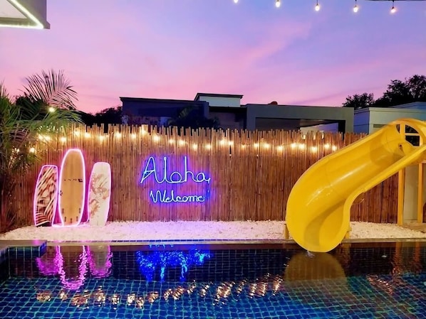 Una piscina al aire libre