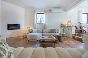 Fernseher, Kamin, Tischtennisplatte