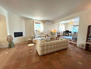 Televisión, chimenea, mesa de ping pong