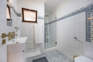 Shower, hair dryer, towels - Casa da Paz by Amarantevillas (Algoz)