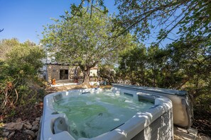 Outdoor spa tub - Casa da Paz by Amarantevillas (Algoz)
