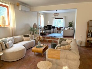 Televisión, chimenea, mesa de ping pong