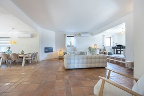 تلفزيون، مدفأة، تنس طاولة