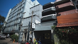A hotel with a sign reading 'Mitr Inn.' - Mitr Inn Nimman (Chiang Mai)