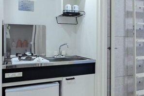 Een moderne badkamer met een wastafel, spiegel en handdoekrek.