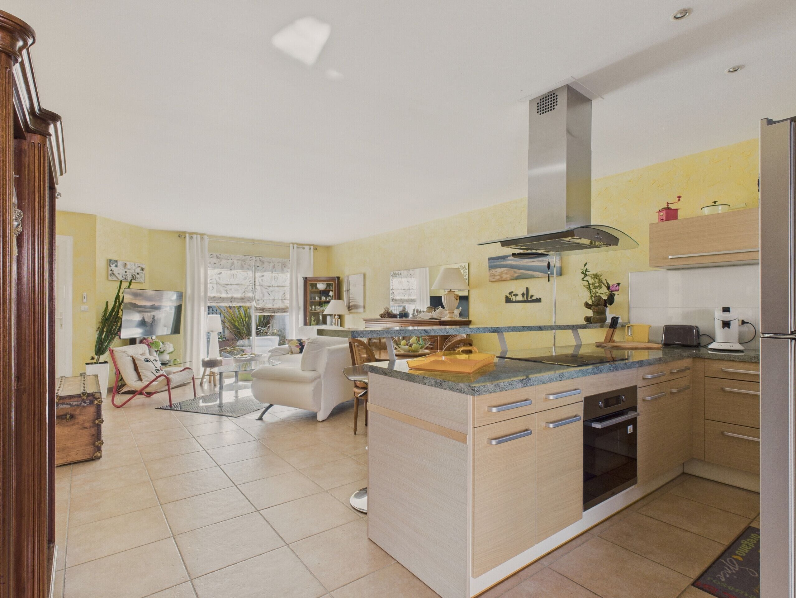 Een koelkast, een microgolfoven, een oven, een vaatwasser