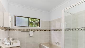 House, 3 Bedrooms, Balcony, River View | Bathroom | Separate bathtub and shower, free toiletries, hair dryer, towels