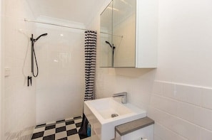 House, 3 Bedrooms, Balcony, River View | Bathroom