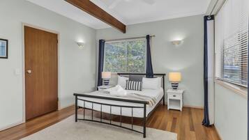 House, 3 Bedrooms, Balcony, River View | Iron/ironing board, free WiFi, bed sheets